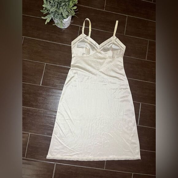 Lorraine nude nylon vintage slip sz 34 Tall - Picture 1 of 9